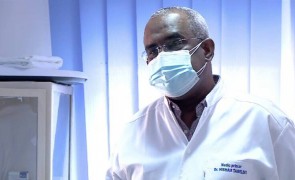 Un medic din Sudan a convins sute de români să se vaccineze anti-COVID