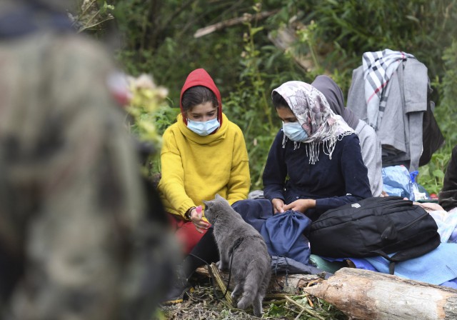 Nouă afacere la granițele Belarusului: Un migrant plătește mii de dolari ca să ajungă în UE