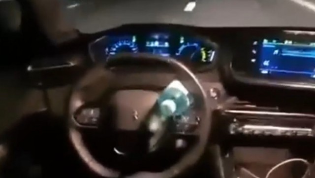 Un șofer a vrut să arate că mașina lui merge 