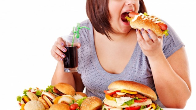 Studiu: Consumul de alimente ultra-procesate creşte riscul de hipertensiune şi hiperlipidemie