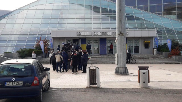 CONSTĂNȚENII au dat NĂVALĂ pentru a se IMUNIZA, la Centrul de Vaccinare de pe Mamaia