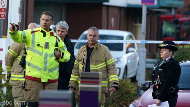 Poliţia antiteroristă britanică a arestat trei indivizi după explozia unui vehicul în faţa unui spital. VIDEO