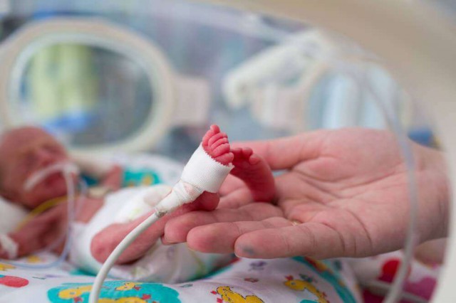 Cel mai mic nou-născut prematur din acest an s-a născut la Spitalul Judeţean Zalău și a avut 800 de grame