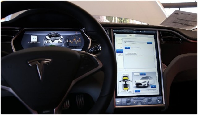 O companie de taximetrie din Franța a suspendat folosirea de maşini Tesla după un accident grav la Paris