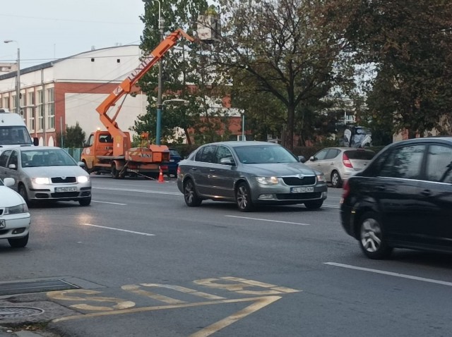 A început MONTAREA INSTALAȚIILOR de CRĂCIUN pe străzile CONSTANȚEI. VIDEO
