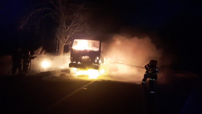 Un CAMION încărcat cu furaje s-a făcut SCRUM, în apropierea localității Traian
