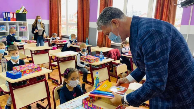 Pachete cu cărți pentru elevii din Năvodari