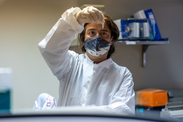 Tulpina super-mutantă de coronavirus a primit numele Omicron