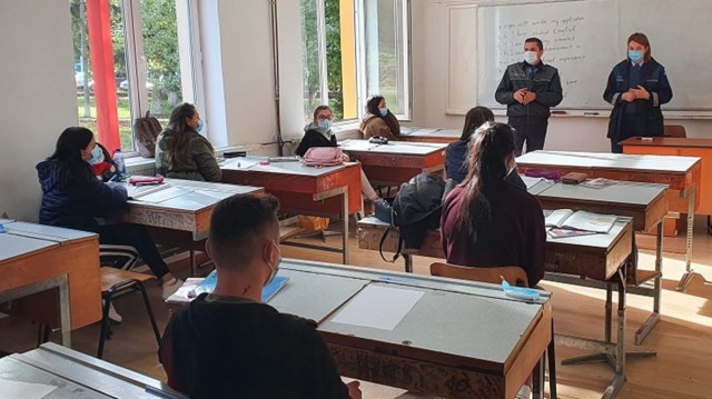 Activități preventive, desfășurate de polițiști, în rândul elevilor