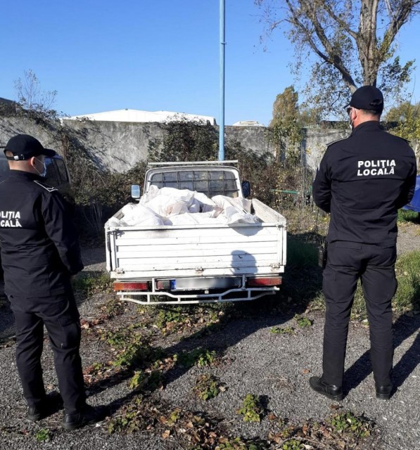 Încă o autoutilitară, confiscată pentru transport și depozitare ilegală de deșeuri
