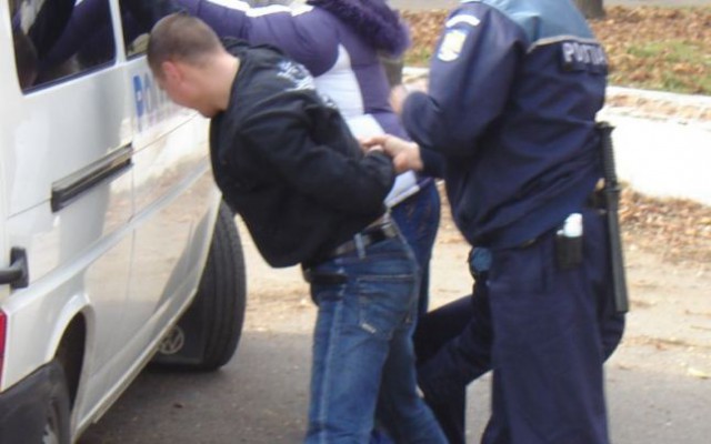 Un AN de PUȘCĂRIE, după ce a AGRESAT doi POLIŢIŞTI