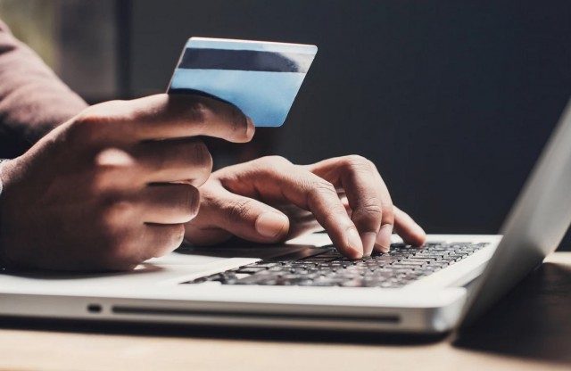 Alertă OPC: 37% din magazinele online folosesc practici manipulatoare