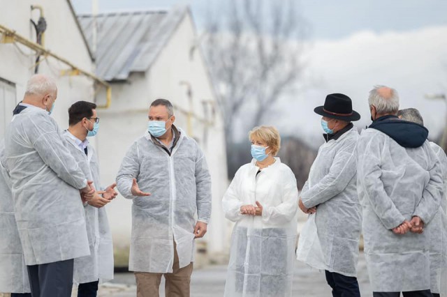 Nicolae Ciucă, vizită fulger la fermierii români: 'Au nevoie de ajutor'