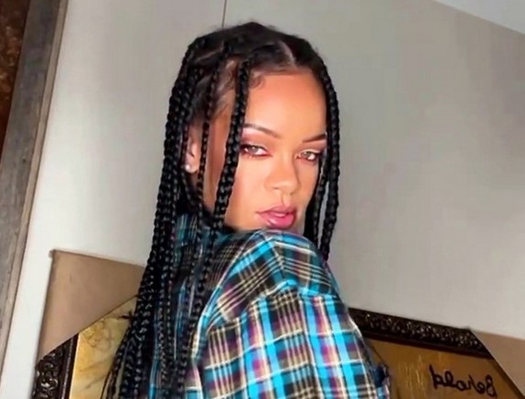 Rihanna, în pijamale, cu posteriorul gol la vedere! Imagini incendiare