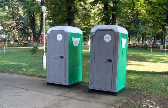 ASOCIATUL lui MERLĂ mai face bani, un an, din WC-urile PUBLICE