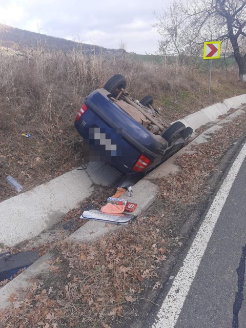 ACCIDENT RUTIER pe DN 22A: Un AUTOTURISM s-a RĂSTURNAT