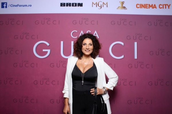 Cu decolteurile la vedere, Ioana Ginghină şi Ana Morodan i-au făcut concurență lui Lady Gaga