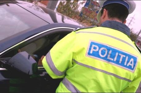 Poliţişti cercetaţi pentru că nu au chemat pirotehniştii după ce un bărbat a sunat că are o bombă sub maşină