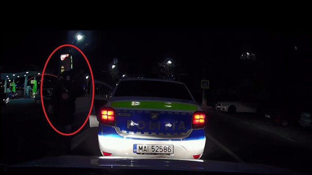 Un POLIȚIST stă PROST cu NERVII: URLĂ, în mijlocul DRUMULUI, la un ȘOFER! VIDEO