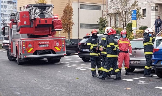 ACOPERIŞUL unui BLOC, în FLĂCĂRI, la MANGALIA