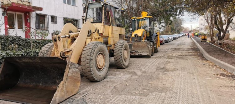 Continuă lucrările de modernizare a infrastructurii pietonale și rutiere în cartierul Km 4-5