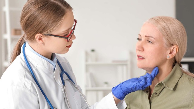 10 semne care indică faptul că ai probleme cu tiroida