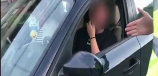 O TÂNĂRĂ prinsă DROGATĂ și BEATĂ la VOLAN, arestată la DOMICILIU