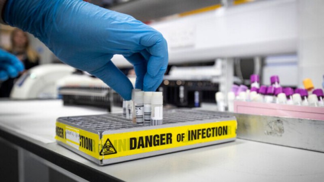 Olanda: 61 de pasageri veniți din Africa de Sud suspectați că sunt infectați cu noua variantă Omicron