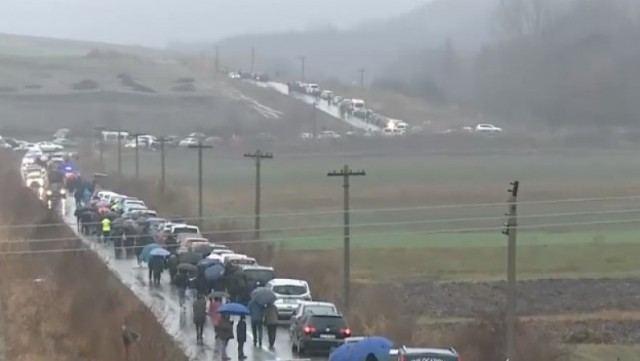 Cozi kilometrice către peștera Sfântul Andrei. Video