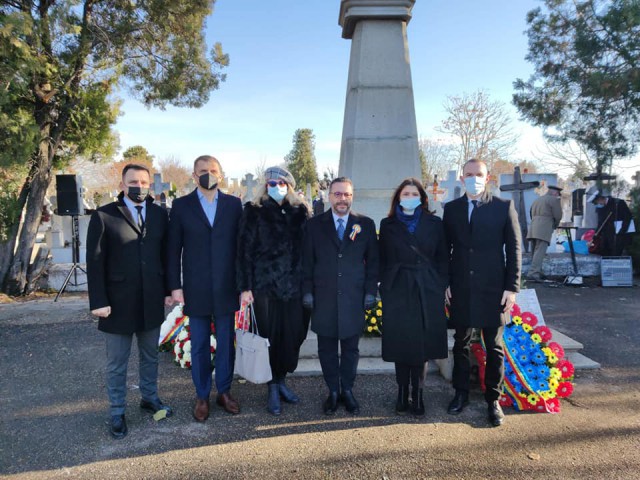 LIBERALII constănțeni au depus coroane de flori în memoria eroilor români