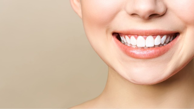 Cum poți să îți albești dinții natural, acasă