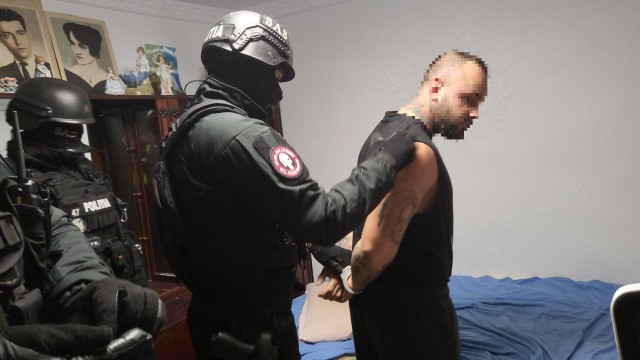 BOMBĂ! ȘMECHER din Constanța SĂLTAT de MASCAȚI după ce a ÎNJURAT un POLIȚIST pe Facebook! Video
