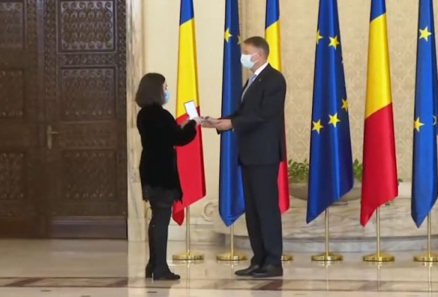 Voluntari din echipele de acordare a primului ajutor în caz de situaţii de urgenţă, decoraţi de Iohannis