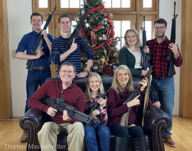 Polemică în SUA, după ce un republican a postat o fotografie cu familia sa cu arme de foc în faţa bradului de Crăciun