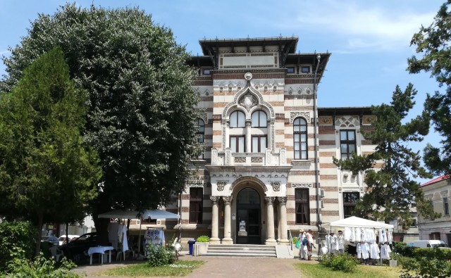 MUZEUL de ARTĂ POPULARĂ, în cărți pentru RESTAURARE