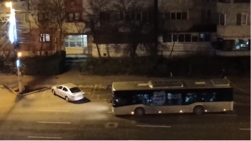 Manevră RISCANTĂ, din cauza unui ȘOFER care a PARCAT în STAȚIE, la CORA! Video