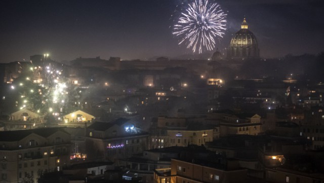 Cum vor petrece românii Revelionul? Rafila: Nu vor fi luate măsuri stupide