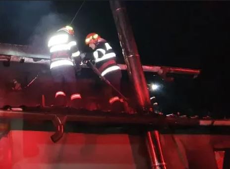 Incendiu în localitatea Ghindărești: Acoperișul unei case a luat foc