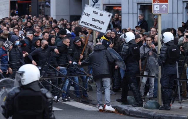 Ciocniri la Bruxelles în timpul manifestaţiilor împotriva COVID-19. Video