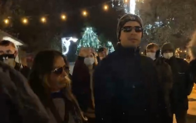 CUPLUL care a DĂRÂMAT gardul de la Târgul de Crăciun, un nou PROTEST! VIDEO