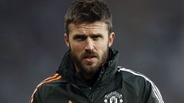 Carrick sugerează că vrea să rămână la Manchester United şi după finalul mandatului temporar 