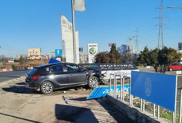 Un ÎNCEPĂTOR s-a PROPTIT cu MAȘINA într-un PANOU PUBLICITAR, la CUMPĂNA