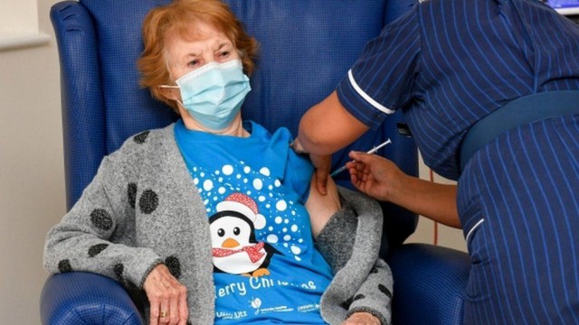 Coronavirus: S-a împlinit exact un an de la vaccinarea primei persoane în afara studiilor clinice