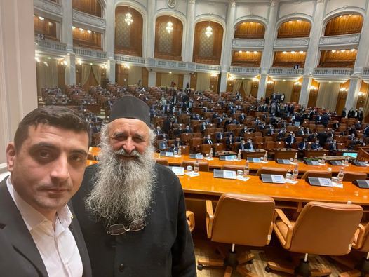 George Simion a adus un călugăr în Parlament: 'Poate mai scoatem din dracii de aici'
