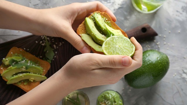 Studiu: Consumul de avocado poate reduce grăsimea abdominală