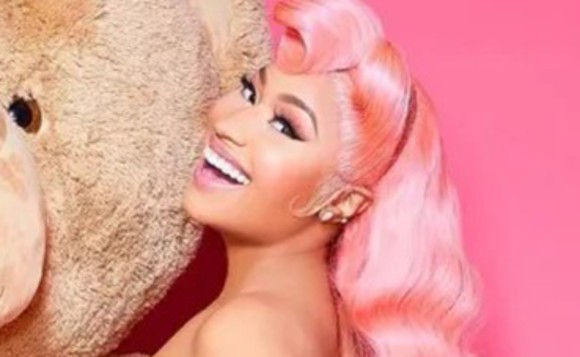 Nicki Minaj a pozat goală de ziua ei de naştere