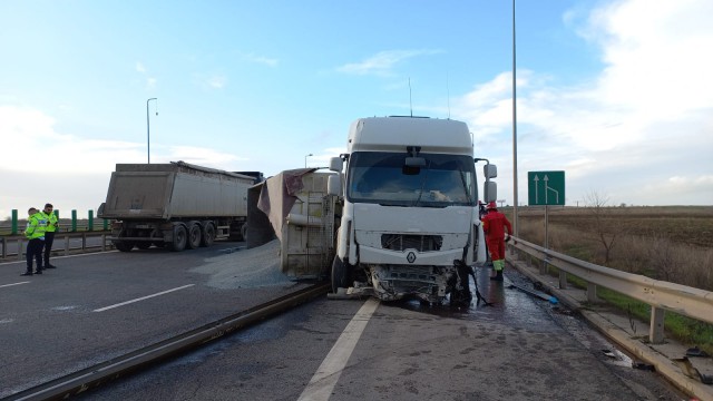 Un AUTOCAMION s-a RĂSTURNAT și a fost CUPRINS de FLĂCĂRI, la intrare pe A4! VIDEO
