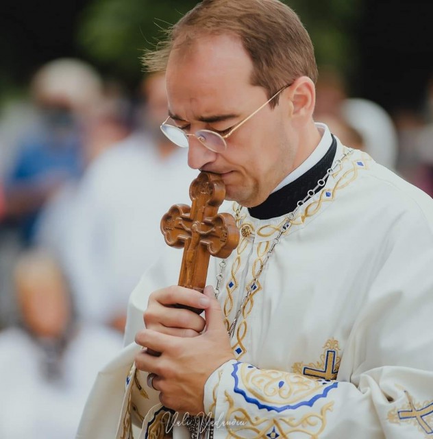 Preotul BANU locuia în BLOCUL GROAZEI: 'Am văzut MOARTEA cu OCHII'