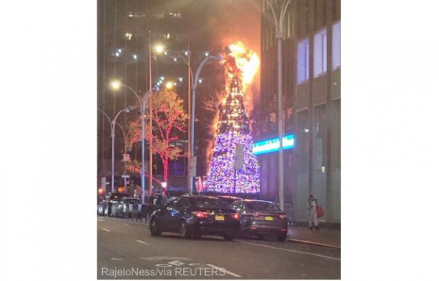 SUA: Un individ arestat la New York pentru incendierea bradului din faţa Fox News. VIDEO