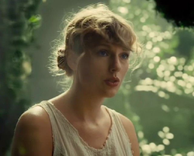 Cântăreaţa Taylor Swift, dată în judecată pentru versurile unei piese